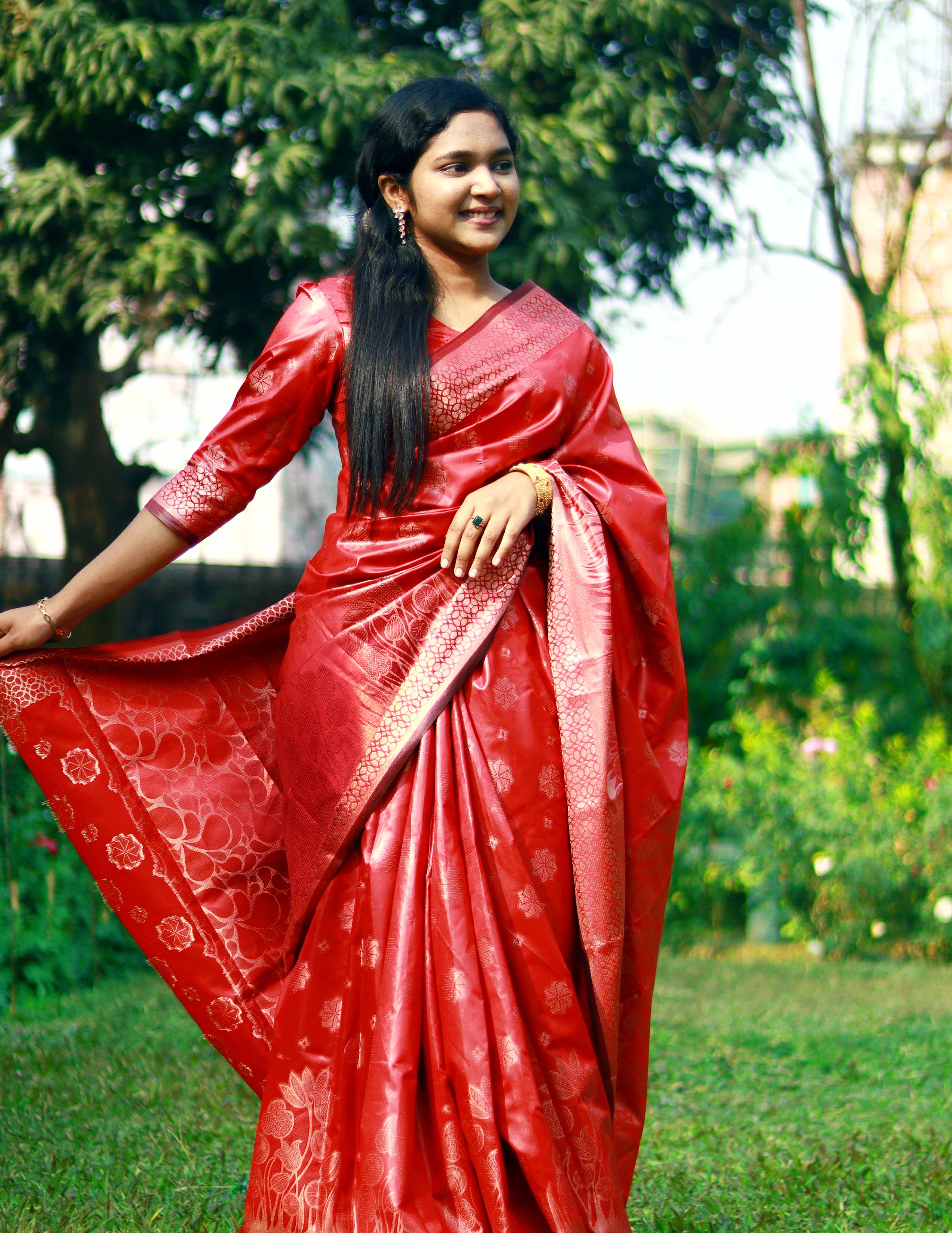 লাল কাতান সিল্ক শাড়ি – হাতে বোনা নকশা ব্লাউজ সহ